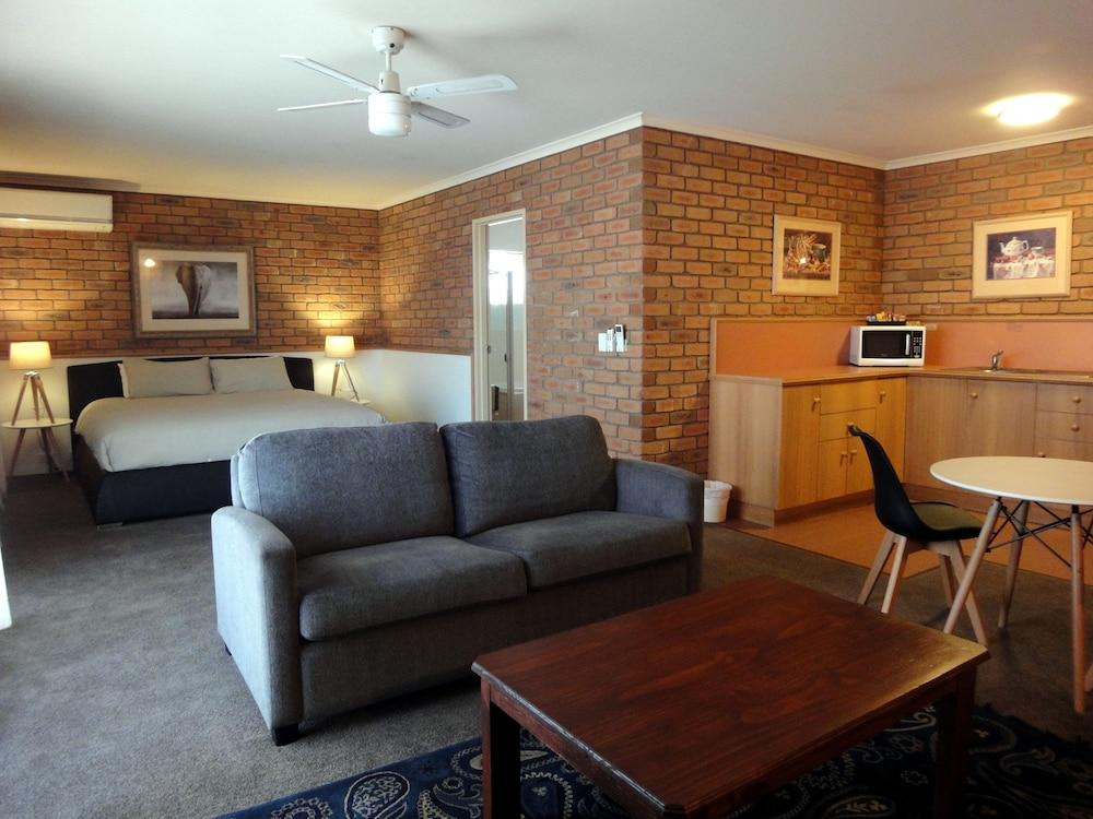 Summerhill Motor Inn (Adults Only) Merimbula Buitenkant foto